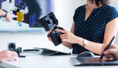Dr.-Ing. Sybille Hopman mit additiv gefertigtem Bauteil